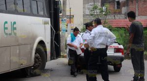 Conductor de autobús arrastra a taxi por ir mirando el celular Conductor de autobús arrastra a taxi por ir mirando el celular