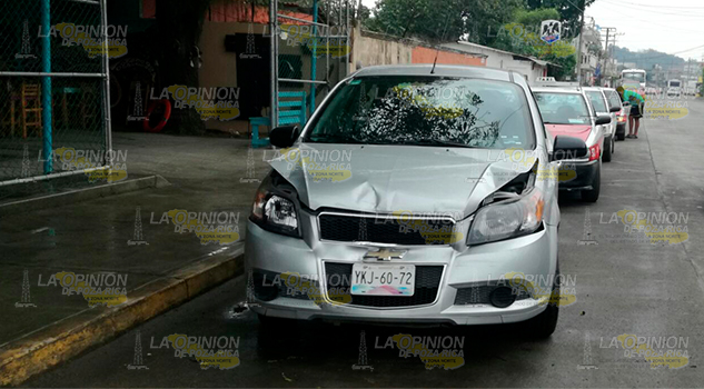 Conductor distraído choca con un taxista en Tuxpan Conductor distraído choca con un taxista en Tuxpan