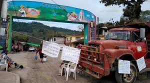 Continúa bloqueo de carretera en Mexcatla Continúa bloqueo de carretera en Mexcatla