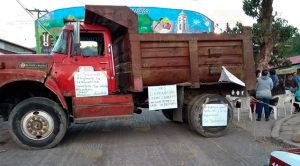 Habitantes de Chicontepec bloquean carretera a la altura de Mexcatla Habitantes de Chicontepec bloquean carretera a la altura de Mexcatla
