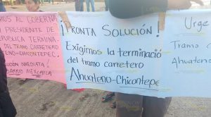 Habitantes de Chicontepec bloquean carretera a la altura de Mexcatla Habitantes de Chicontepec bloquean carretera a la altura de Mexcatla