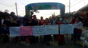 Habitantes de Chicontepec bloquean carretera a la altura de Mexcatla Habitantes de Chicontepec bloquean carretera a la altura de Mexcatla