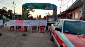 Habitantes de Chicontepec bloquean carretera a la altura de Mexcatla Habitantes de Chicontepec bloquean carretera a la altura de Mexcatla