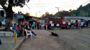 Habitantes de Chicontepec bloquean carretera a la altura de Mexcatla Habitantes de Chicontepec bloquean carretera a la altura de Mexcatla