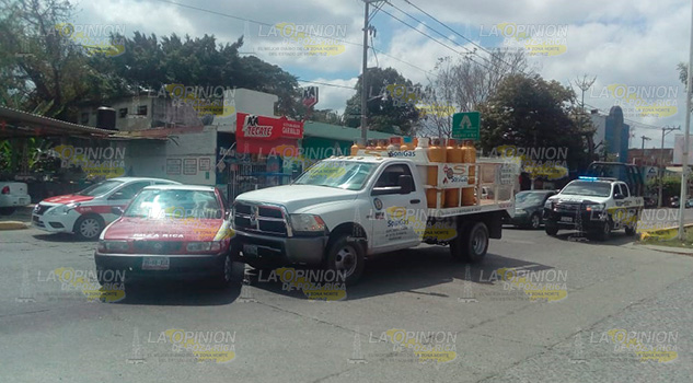 Le cortó la circulación; camioneta embiste a taxi en Poza Rica Le cortó la circulación; camioneta embiste a taxi en Poza Rica