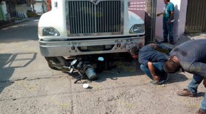 Motociclista es impactado por Taxi en Martínez de la Torre Motociclista es impactado por Taxi en Martínez de la Torre