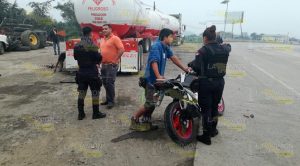 Motociclista esquiva pipa en la Tuxpan - Poza Rica y derrapa Motociclista esquiva pipa en la Tuxpan - Poza Rica y derrapa