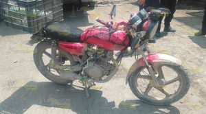 Motociclista fue golpeado por una camioneta Motociclista fue golpeado por una camioneta