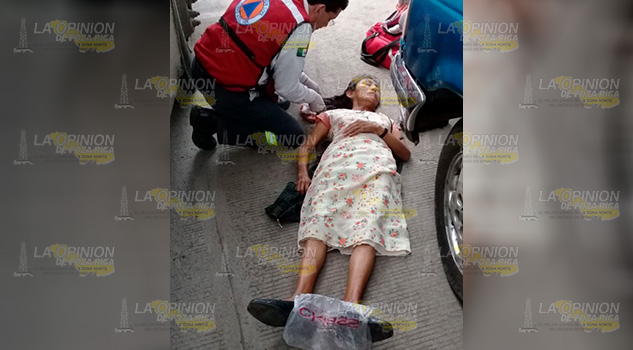 Mujer cae al intentar abordar autobús entre Alazán y Potrero del Llano Mujer cae al intentar abordar autobús entre Alazán y Potrero del Llano