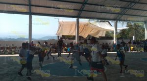 Niños basquetbolistas derrochan talento en cancha de escuela en Tahuaxni Norte Niños basquetbolistas derrochan talento en cancha de escuela en Tahuaxni Norte