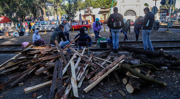 Normalistas bloquean vías del tren en Michoacán Normalistas bloquean vías del tren en Michoacán