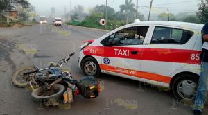 Obreros en motocicleta chocan con un taxista en la Tuxpan - Tampico Obreros en motocicleta chocan con un taxista en la Tuxpan - Tampico