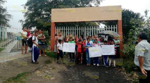 Padres de familia toman las instalaciones por tanto robo a escuela de Cerro Azul Padres de familia toman las instalaciones por tanto robo a escuela de Cerro Azul