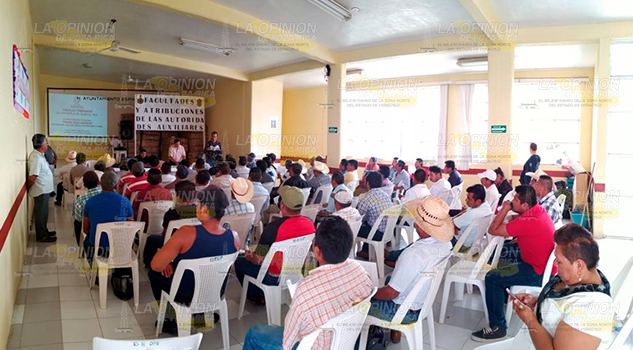 Personal de fiscalía itinerante capacita a autoridades comunitarias en Espinal Personal de fiscalía itinerante capacita a autoridades comunitarias en Espinal