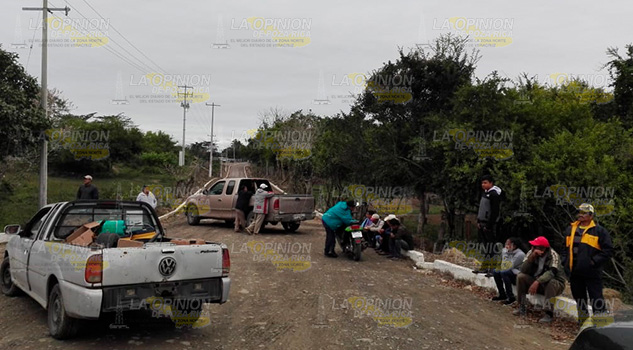 Pobladores bloquean empresas en Tamiahua Pobladores bloquean empresas en Tamiahua