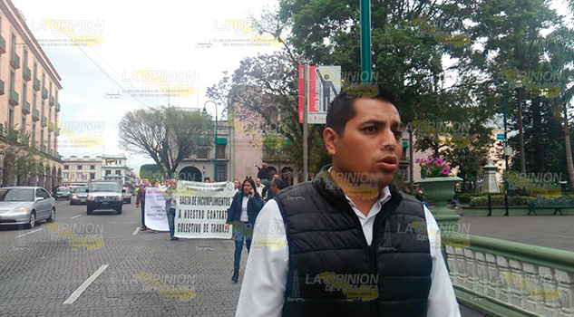 Protestan trabajadores del DIF en Xalapa Protestan trabajadores del DIF en Xalapa