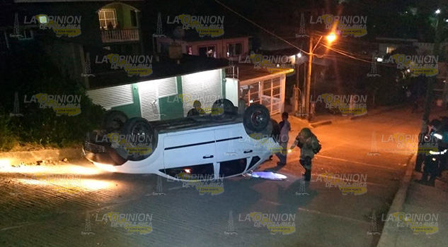 Quedó con las llantas para arriba en Papantla Quedó con las llantas para arriba en Papantla