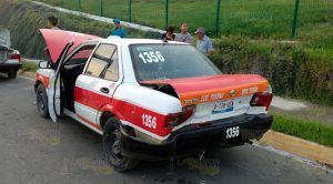 Se estrella en un taxi estacionado en la Tuxpan - Tampico Se estrella en un taxi estacionado en la Tuxpan - Tampico