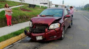 Se estrella en un taxi estacionado en la Tuxpan - Tampico Se estrella en un taxi estacionado en la Tuxpan - Tampico
