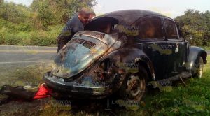 Vocho quedó reducido a chatarra tras incendiarse en Poza Rica Vocho quedó reducido a chatarra tras incendiarse en Poza Rica