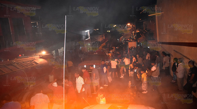 Voraz incendio consume bodega de cartón en Tlapacoyan
