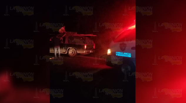 Camioneta a punto de volcarse sobre la carretera federal Tuxpan-Tampico