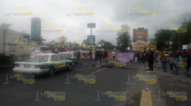Finalmente trabajadores bloquean la carretera Xalapa-Veracruz