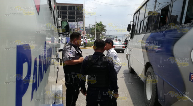 Camión blindado choca con un taxi
