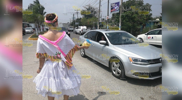 Disfrutan turistas del Huapango; botean para recaudar recursos