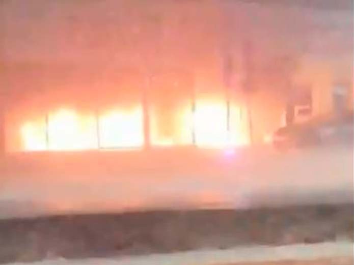 Sicarios balean e incendian lote de autos en Cancún dejando 2 muertos