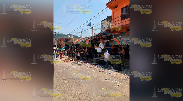SE QUEDA SIN FRENOS Y ARROLLA PUESTOS