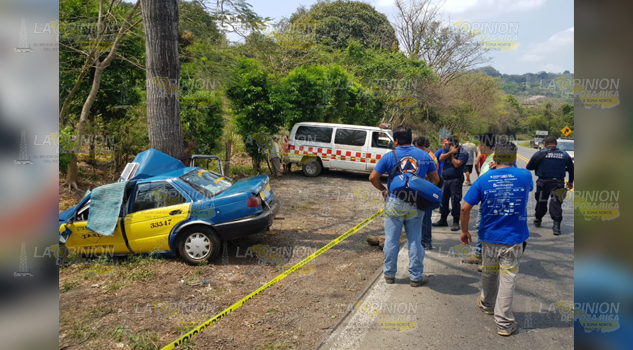 Taxista murió al chocar contra un árbol sobre la carretera federal México-Tuxpan
