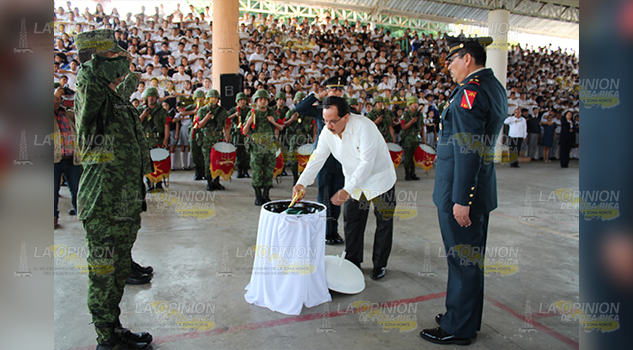 Tras 35 años de servir y ser testigo de generaciones enteras, incineran Bandera en solemne acto