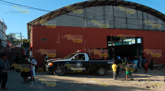 Vuelca patrulla de Mecatlan, alcalde ordena no documentar el accidente
