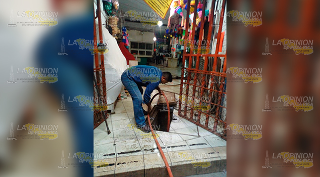 Extraen sólidos y fauna nociva de drenajes del mercado municipal