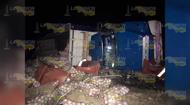 Aparatosa volcadura sobre la autopista Tuxpan-Naranjos