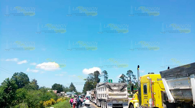 CIERRAN LA MÉXICO-TUXPAN POR FUGA DE COMBUSTIBLE