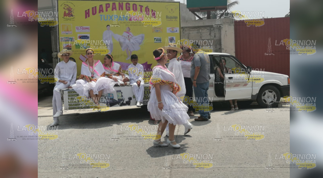 Disfrutan turistas del Huapango; botean para recaudar recursos