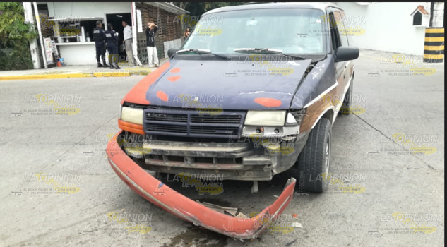 No hace alto y se accidenta en peligroso crucero de Tuxpan