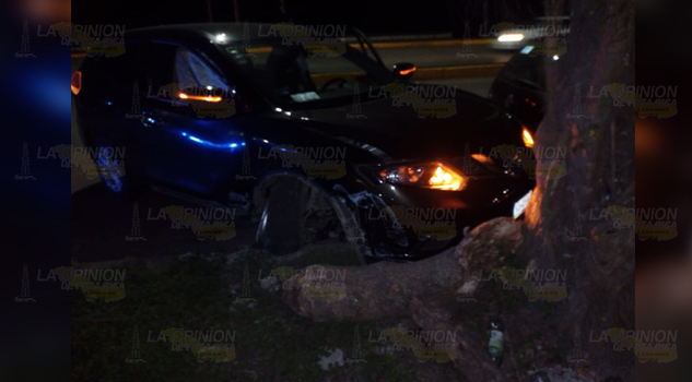 Joven tuxpeño destroza camioneta en choque