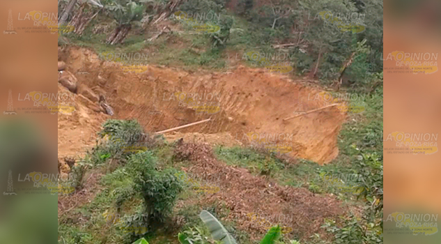 Maquinaria rompe tubería desde hace poco más de 15 días el exalcalde Aldo Becerra saca tierra de un cerro; riesgo total