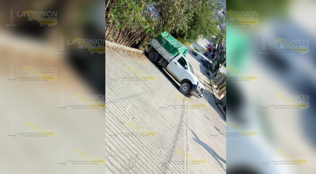 Casi vuelca camioneta, se le mata el motor a conductor