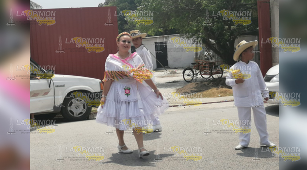 Disfrutan turistas del Huapango; botean para recaudar recursos