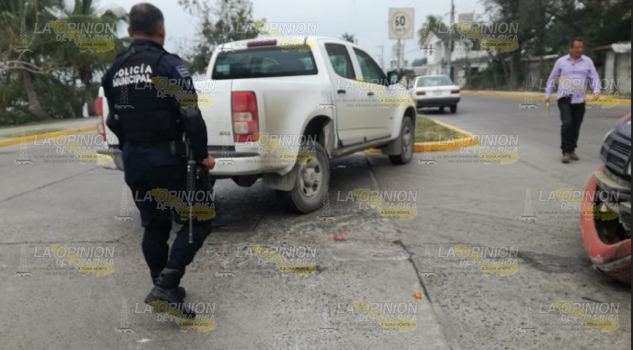 No hace alto y se accidenta en peligroso crucero de Tuxpan