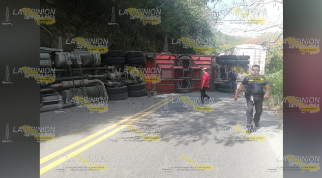 Por volcadura de trailer cierran la carretera federal 180 Matamoros-Puerto Juárez