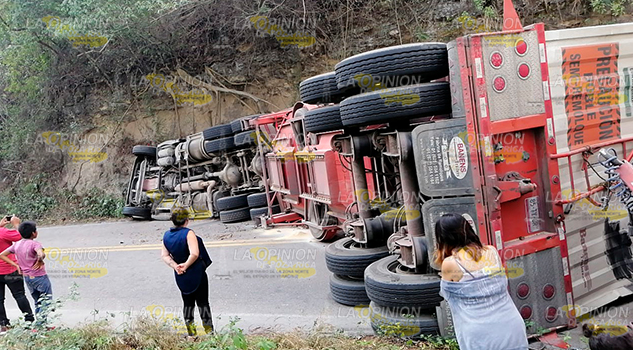 Por volcadura de trailer cierran la carretera federal 180 Matamoros-Puerto Juárez
