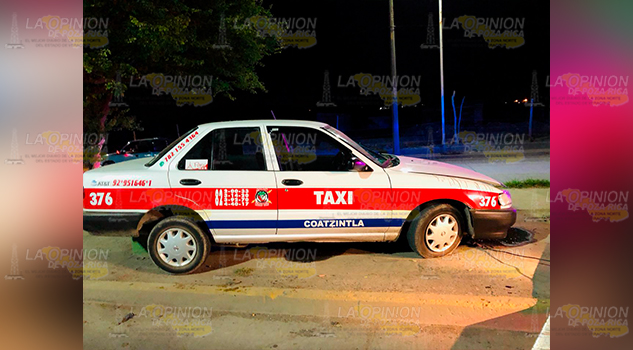 Destrozo taxi al estamparse contra camellón sobre la carretera Poza Rica a Coatzintla
