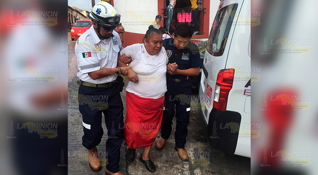 ¡Señora de 63 años da mal paso!