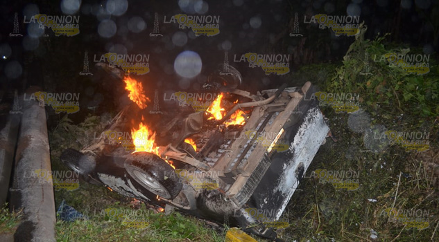 Camioneta Nissan tras volcar se incendió en Tlapacoyan