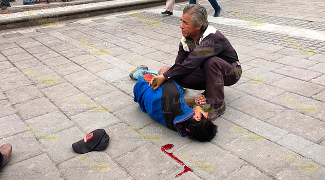 Pierde el control y cae frente al Ayuntamiento
